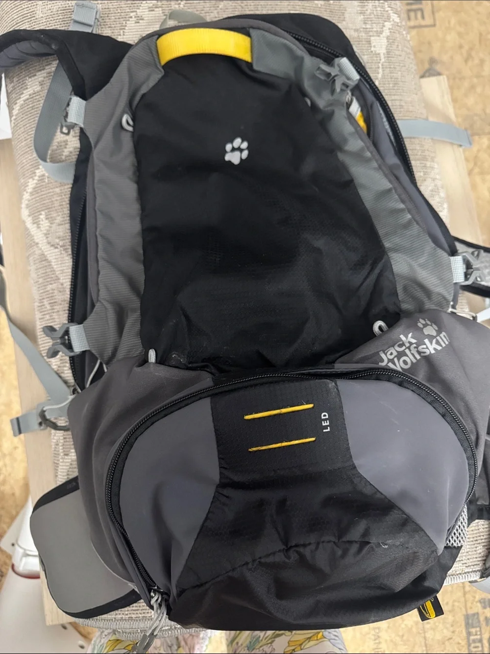 Jack Wolfskin Black, Gray & Yellow Men's Hiking Backpack tons storage